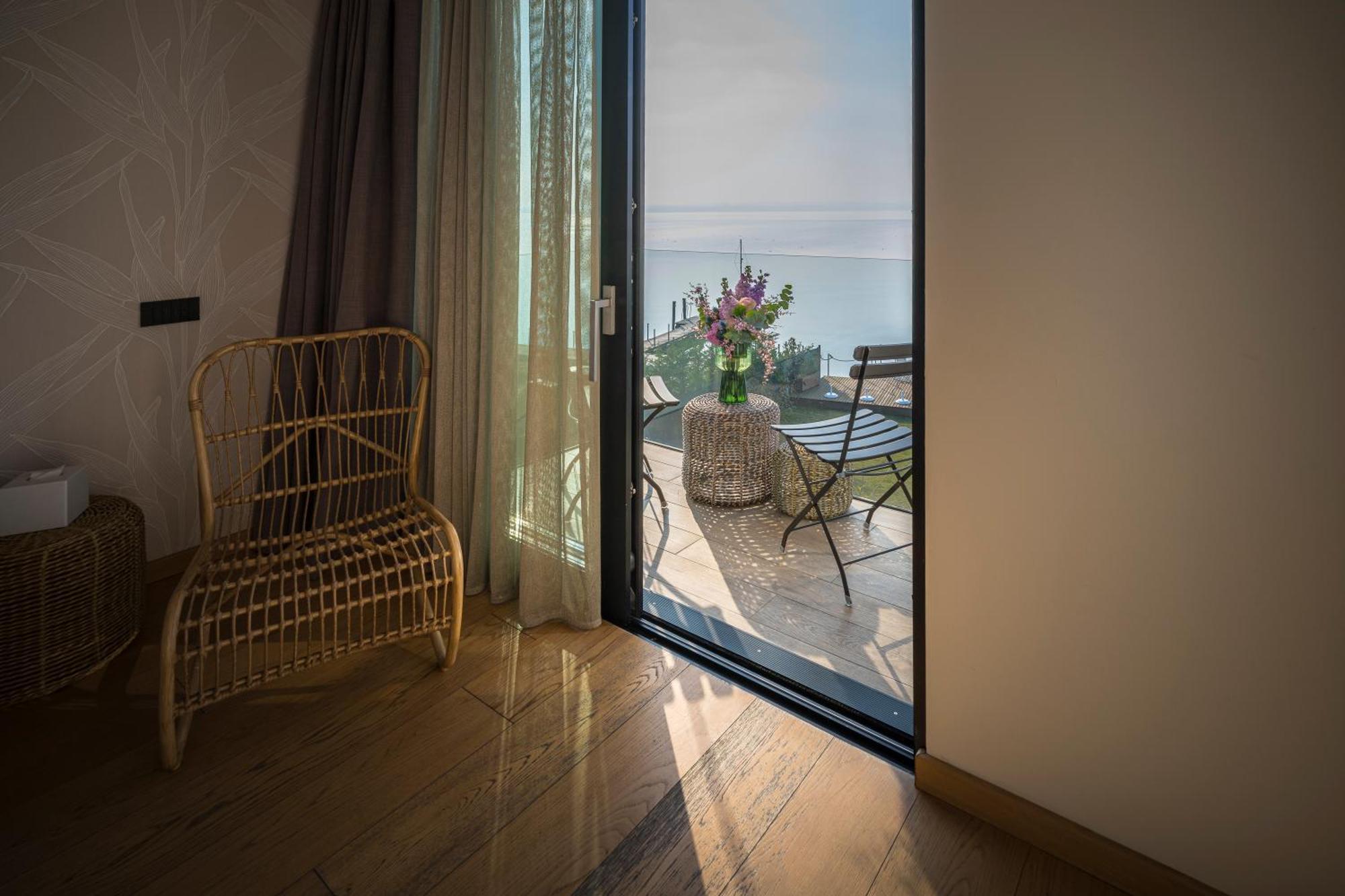 Deluxe Double or Twin Room Lake View