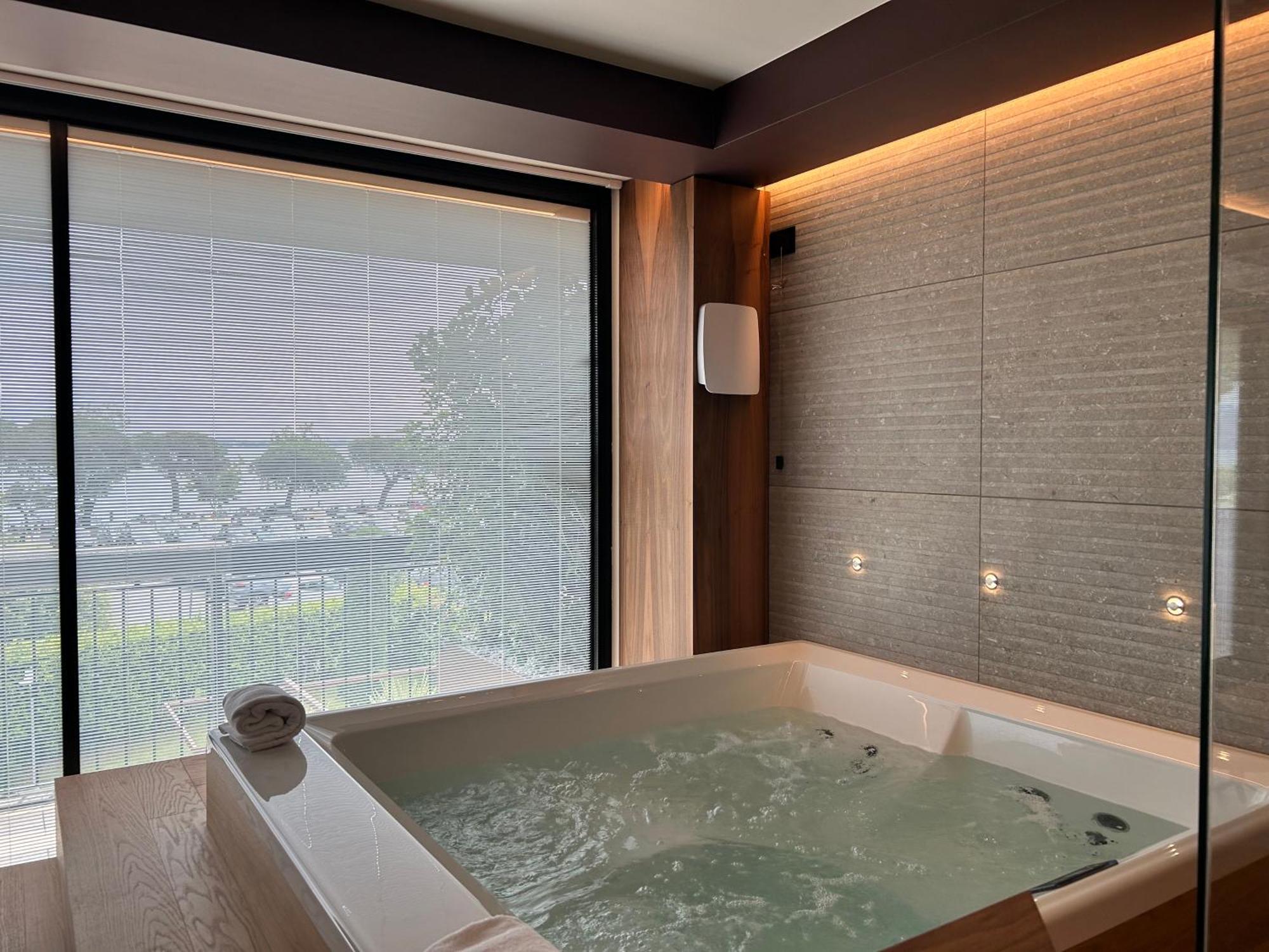 Junior Suite with Jacuzzi, Terrace and Partial Lake View