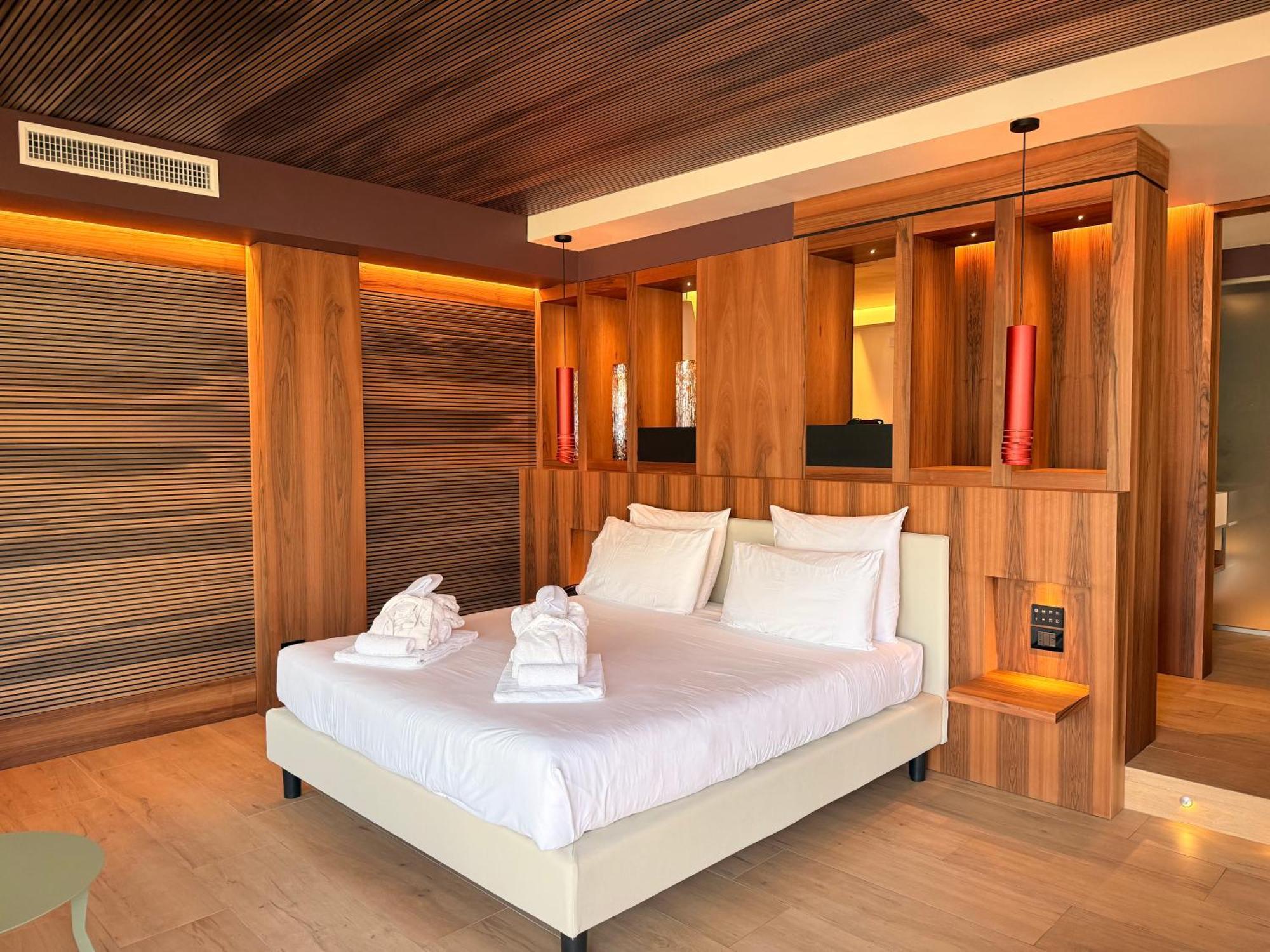 Junior Suite Jacuzzi Terrace Partial Lake View